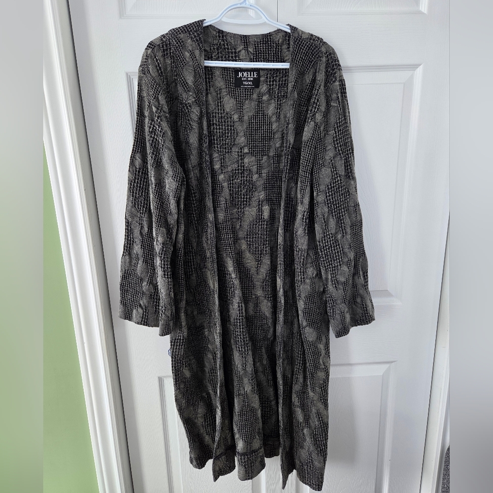 Chic Snakeskin Patterned Cardigan